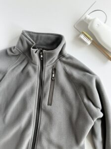 Bí Quyết & Cách Giặt Áo Khoác Nỉ Đúng Chuẩn Tại Nhà, Không Lo Xù Lông