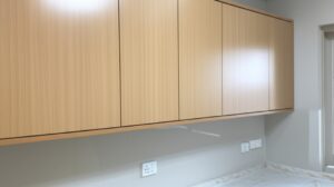 Bí Quyết Vàng: Cách Vệ Sinh Tủ Bếp Gỗ Công Nghiệp Sáng Bóng Như Mới