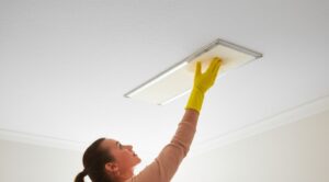 Hướng Dẫn Chi Tiết Cách Vệ Sinh Trần Nhà Sạch Bóng Như Mới